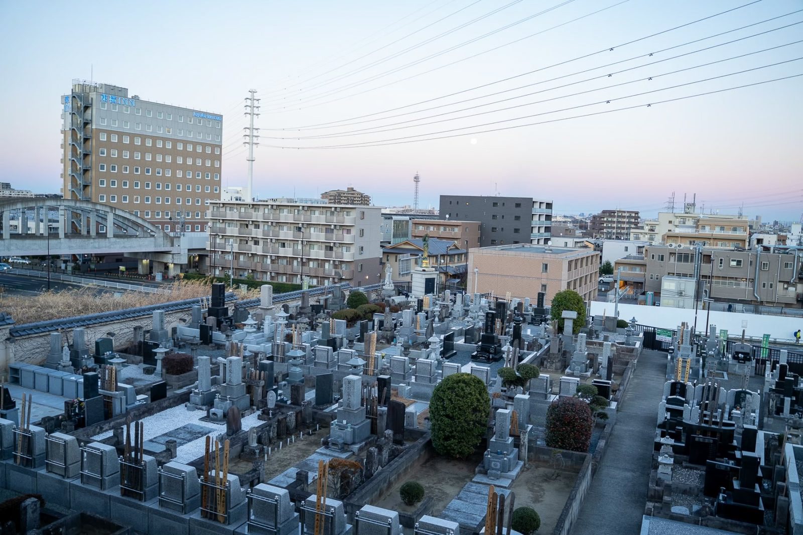 医王寺から見た稲城の街並みと夕暮れ