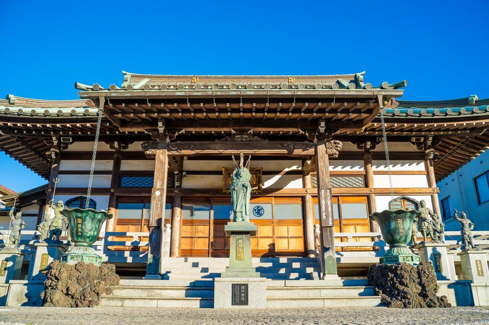 医王寺 本堂前