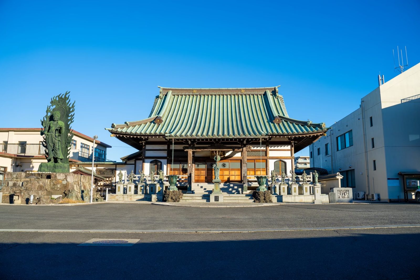国宝山甘露院医王寺 本堂と大丸不動尊（東京都稲城市）
